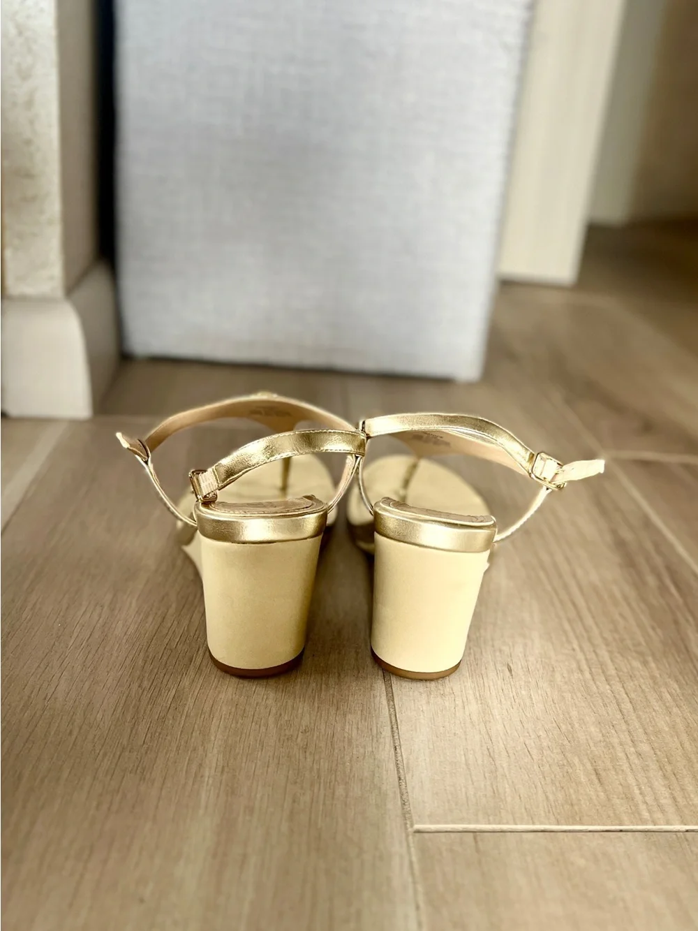 Lauren Ralph Lauren Gold Wedge Sandals Jeannie Size 7.5B T Strap Thong